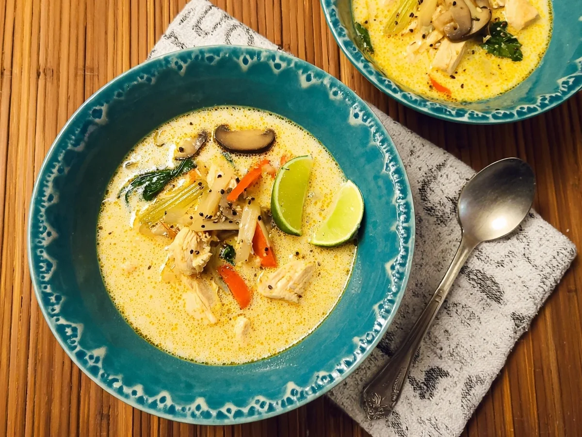 Low-Carb Asia-Suppe mit Hähnchen & Kokosmilch - Bild 1