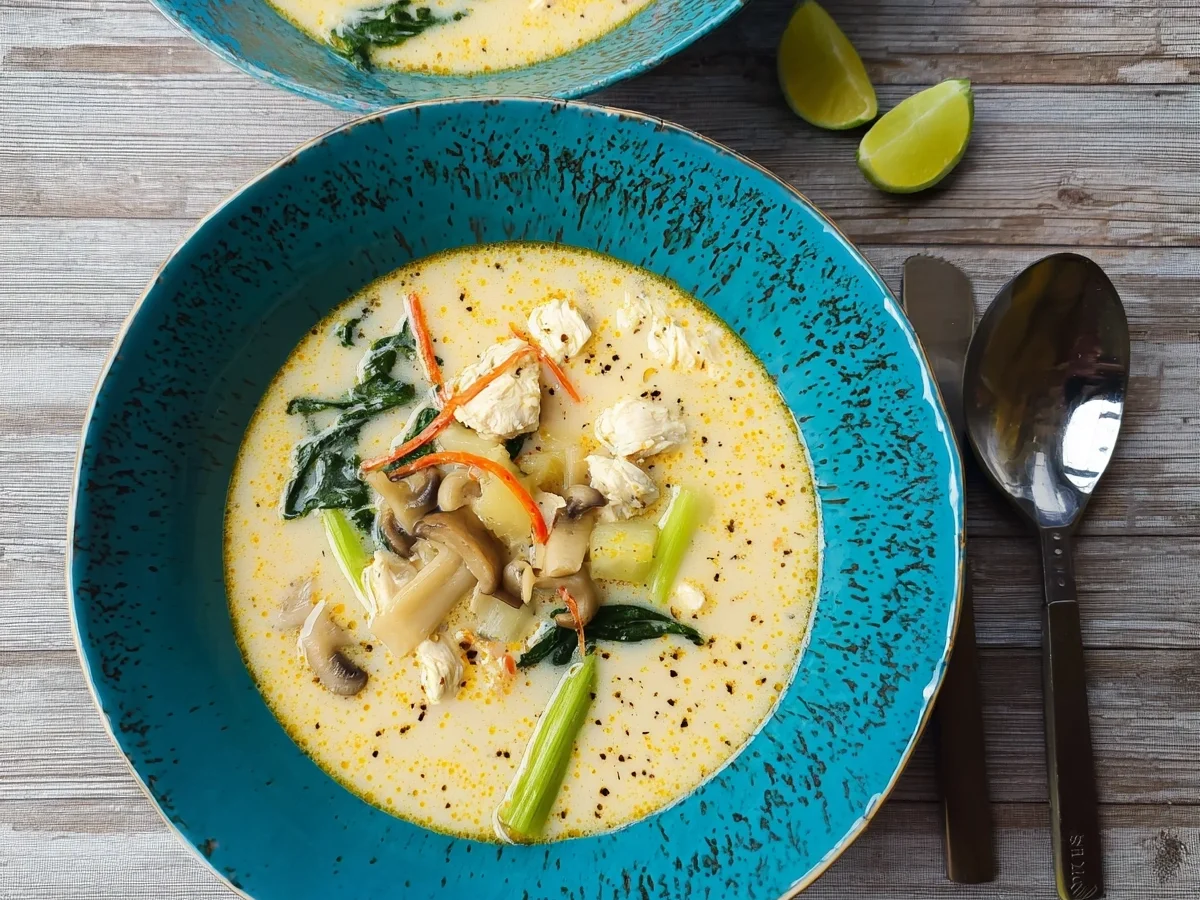 Low-Carb Asia-Suppe mit Hähnchen & Kokosmilch - Bild 2