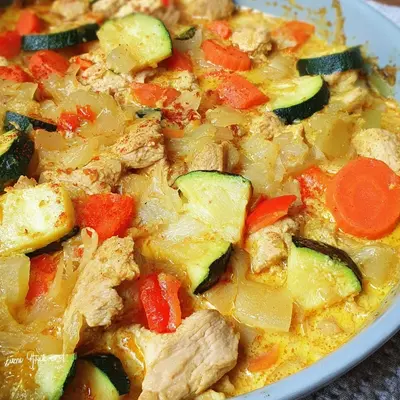 Cremiges Low Carb Hähnchen-Curry: Mein Familienliebling