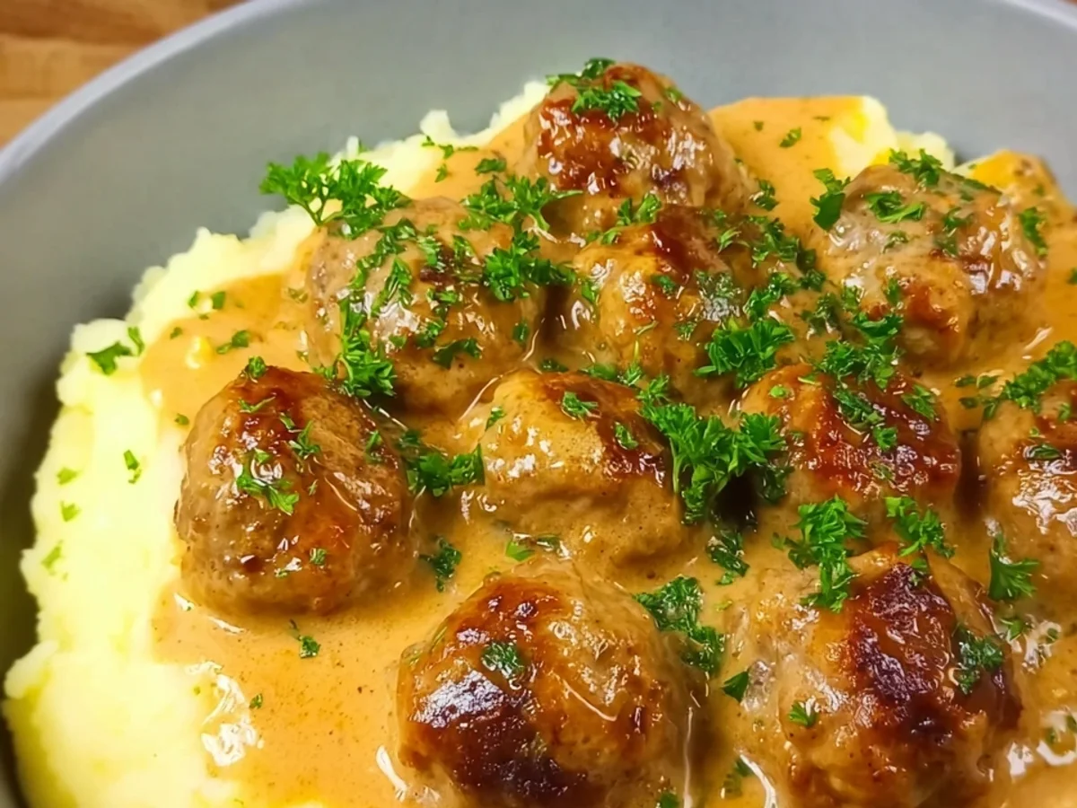 Herzhafte Hackbällchen in cremiger Sauce mit Kartoffelpüree - Beitragsbild