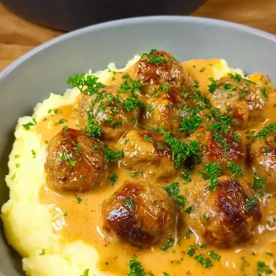 Herzhafte Hackbällchen in cremiger Sauce mit Kartoffelpüree