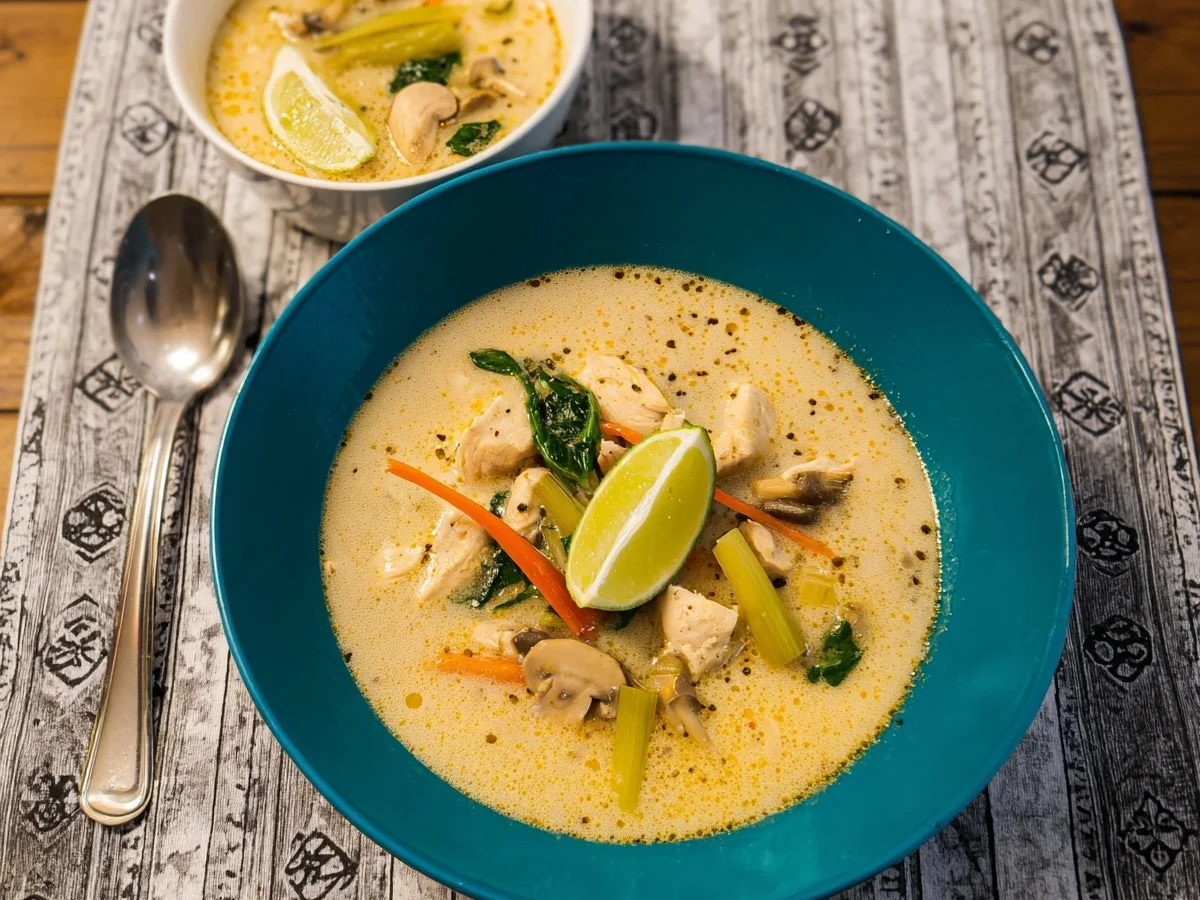 Low-Carb Asia-Suppe mit Hähnchen & Kokosmilch - Beitragsbild