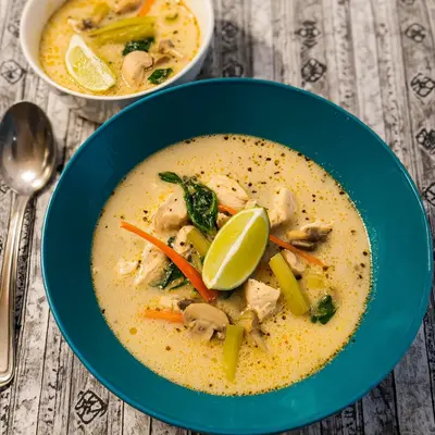 Low-Carb Asia-Suppe mit Hähnchen & Kokosmilch
