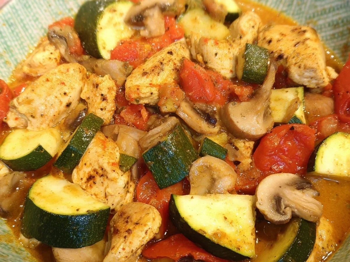 Low Carb Hähnchenpot: Tomaten, Zucchini & Champignons - Beitragsbild