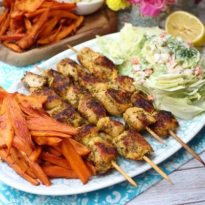Puten-Souvlaki: Saftig mit Röstkarotten & Spitzkohlsalat